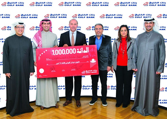 المليونير ووالده في لقطة مع الرئيس التنفيذي وفريق البنك