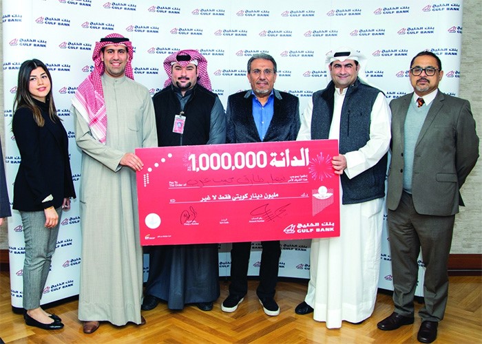 المليونير ووالده في لقطة مع فريق بنك الخليج