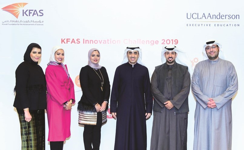 نائب الرئيس التنفيذي عبدالله التويجري متوسطا المشاركين من بوبيان في البرنامج ﻿