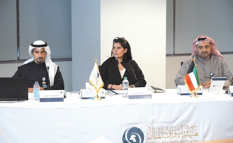 حنان الغربللي تتوسط فهد الصبيح وخالد الفهد﻿