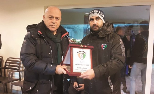 حمد الحربي يقدم درعا تذكارية لمدير فريق أنطاليا﻿