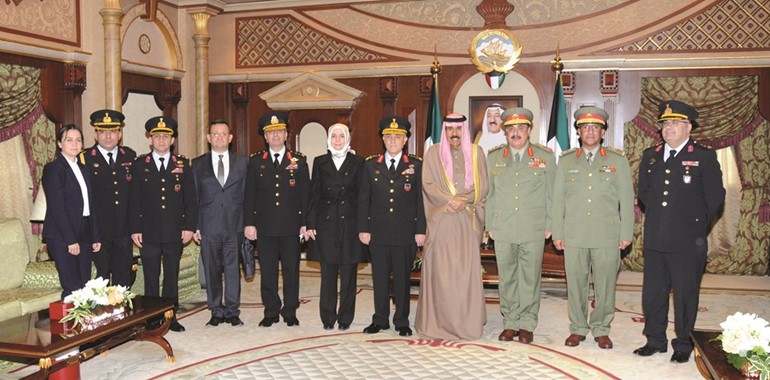 سمو ولي العهد الشيخ نواف الأحمد خلال استقباله قائد قوات الدرك التركية (الجندرما) للحرس الوطني الفريق عارف تشيتن﻿