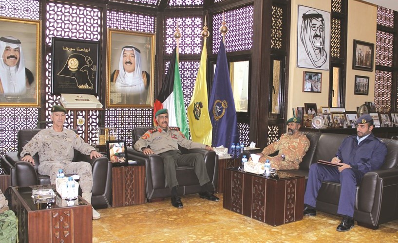 الفريق الركن محمد الخضر خلال استقباله اللواء خايمي إنيقيث﻿