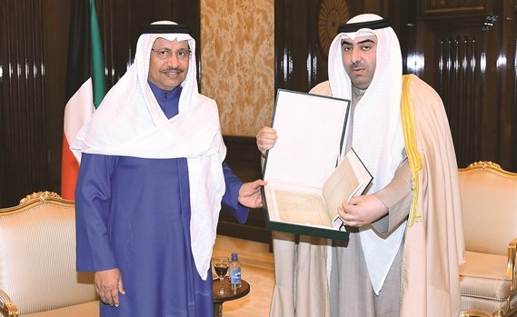 سمو رئيس الوزراء الشيخ جابرالمبارك خلال استقباله أسامة العتيبي﻿