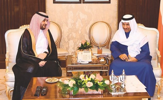سمو رئيس الوزراء الشيخ جابر المبارك خلال لقائه د.عبدالحميد الخليفة﻿