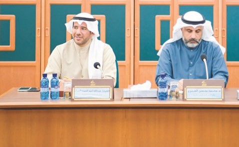 الشيخ عبدالله الأحمد ومحمد العنزي خلال اجتماع اللجنة﻿