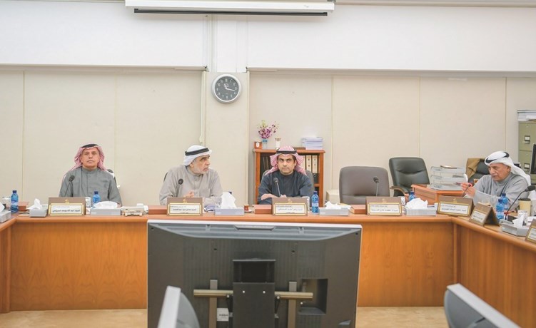شعيب المويزري ورياض العدساني وعدنان عبدالصمد وعبدالله الرومي اثناء الاجتماع ﻿