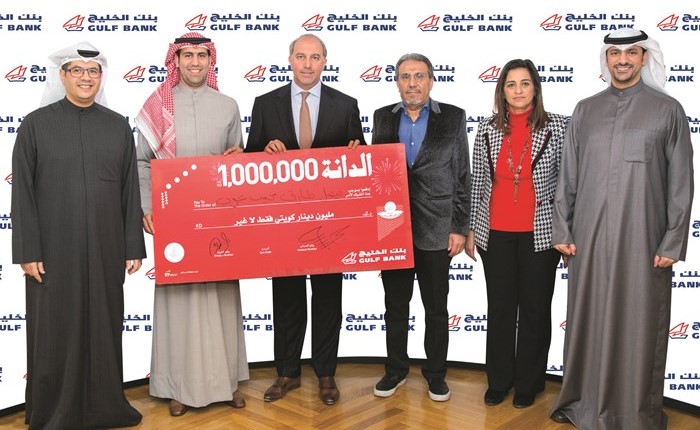 المليونير ووالده في لقطة مع الرئيس التنفيذي وفريق البنك﻿