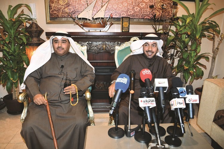 علي الدقباسي متحدثا خلال ندوة ديوان النهام﻿
