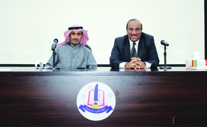 د.خالد الصالح متحدثا خلال الورشة في رابطة الأدباء