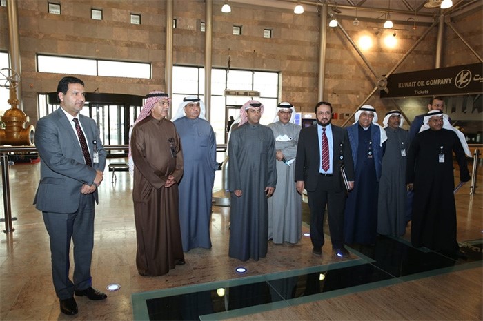 الفاضل وهاشم ومناحي العنزي في لقطة جماعية مع مسؤولي شركة نفط الكويت ﻿