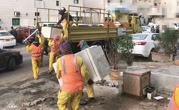 جانب من مصادرة الأثاث المستعمل خلال الحملة ﻿