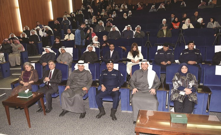 الحضور خلال الإعلان	(أحمد علي)﻿