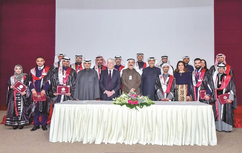 د.يعقوب الرفاعي وعماد أحمد العبلاني ومحمد العثمان وغدير العوضي يتوسطون موظفي بنك الكويت الوطني المكرمين﻿