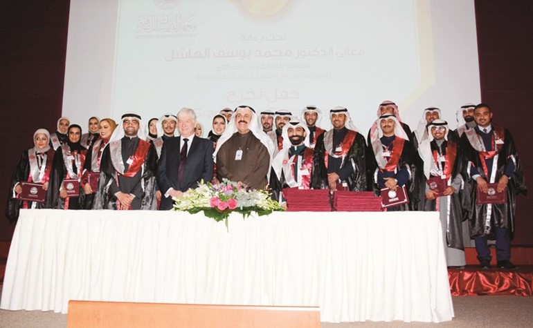لقطة جماعية للخريجين مع المدير العام ومدير التدريب ﻿