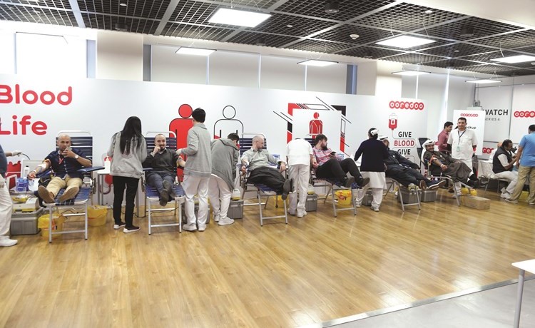موظفو الشركة خلال التبرع بالدم اثناء الحملة ﻿