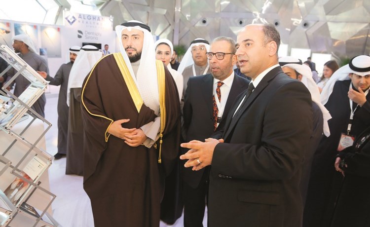 الشيخ د.باسل الصباح ود.يوسف الدويري في جناح شركة الساير الطبية ﻿