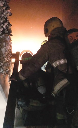 رجال الإطفاء يتعاملون مع الحريق﻿