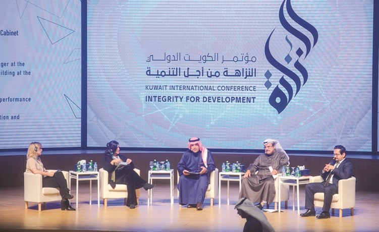 أنس الصالح متوسطا المشاركين في إحدى جلسات مؤتمر الكويت الدولي النزاهة من أجل التنمية﻿