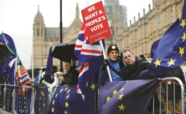 معارضون لـبريكست يتظاهرون امام مبنى البرلمان في لندن امس	(ا.ف.پ)﻿
