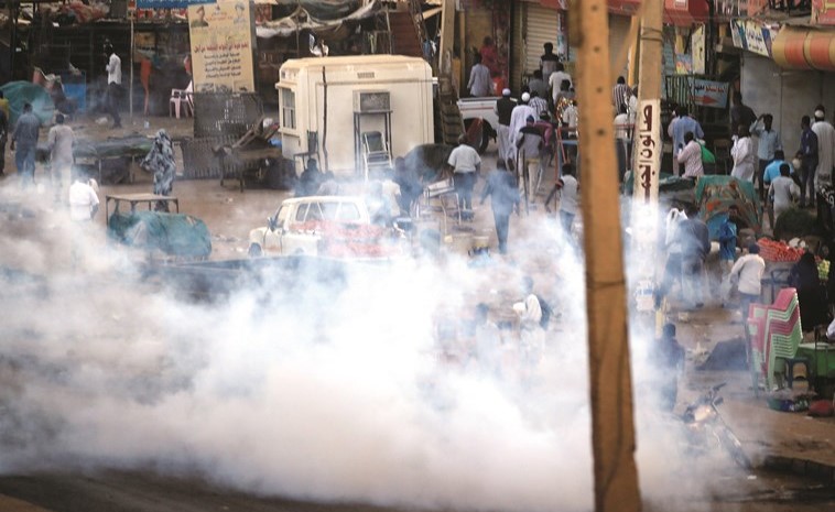 الشرطة تفرق مظاهرة بالغاز المسيل للدموع في ضواحي الخرطوم أمس الأول	(رويترز)﻿