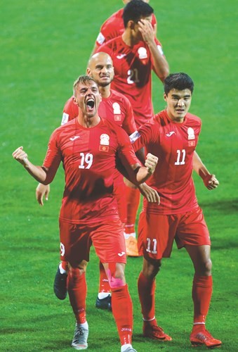 فرحة فيتالي لوكاس ولاعبي قيرغيزستان بالانتصار الأول﻿