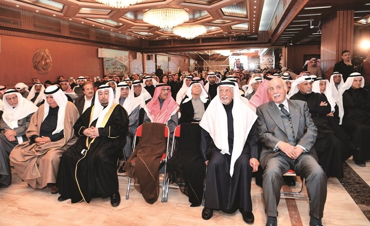 عبدالعزيز الغنام ومحمد السنعوسي وبعض الحضور﻿