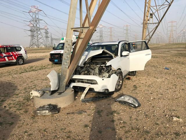 اصطدام مركبة بعمود ضغط عالى على طريق اللياح