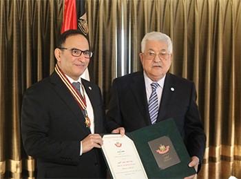 الرئيس الفلسطيني يمنح السفير العتيبي "نجمة القدس" تقديراً لجهوده في نصرة القضية الفلسطينية