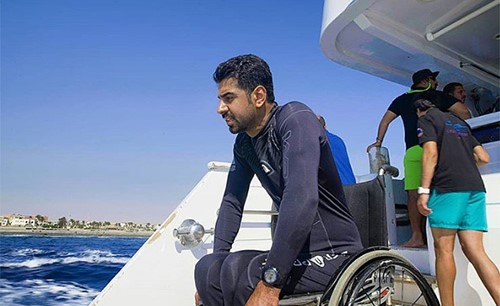 بالفيديو.. ما "القفص" الذي تحرر منه الشاب الكويتي فيصل الموسوي بعد دخول البحر؟