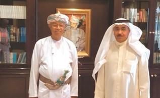 مستشار السلطان قابوس بن سعيد للشؤون الثقافية عبدالعزيز الرواس مستقبلا الزميل عدنان الراشد﻿