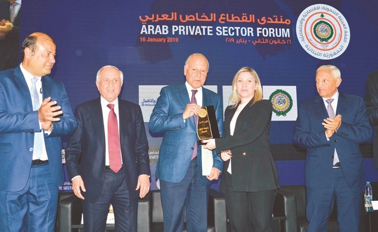 الأمين العام لجامعة الدول العربية أحمد أبو الغيط خلال تسلمه درعا تكريمية من النائبة رولا الطبش ممثلة الرئيس سعد الحريري في الجلسة الختامية لمنتدى القطاع الخاص العربي إحدى فعاليات القمة العربية التنموية الاقتصادية والاجتماعية- (محمود الطويل) ﻿