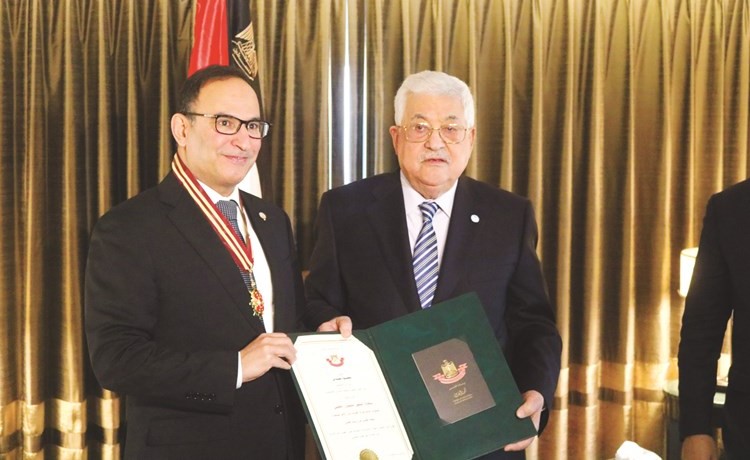 رئيس فلسطين محمود عباس يمنح مندوبنا الدائم لدى الأمم المتحدة السفير منصور العتيبي نجمة القدس من وسام القدس﻿