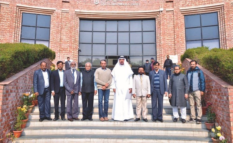 سفيرنا لدى الهند جاسم الناجم مع عدد من المسؤولين واعضاء هيئة التدريس بالجامعة	﻿