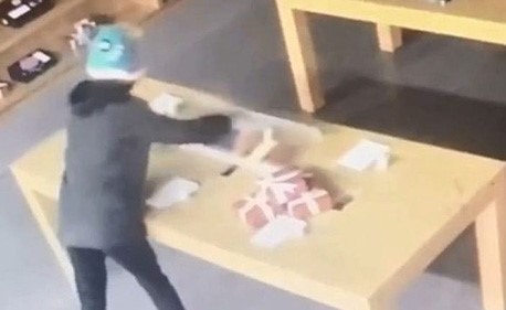 بالفيديو.. لص غبي يخاطر بحياته لسرقة أشياء "بلا قيمة"