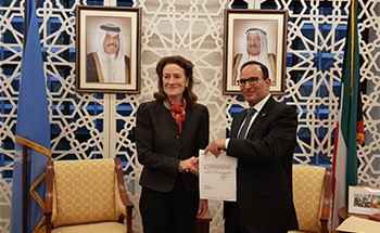 السفير منصور العتيبي يسلم المساهمات المالية المقدمة من الكويت 