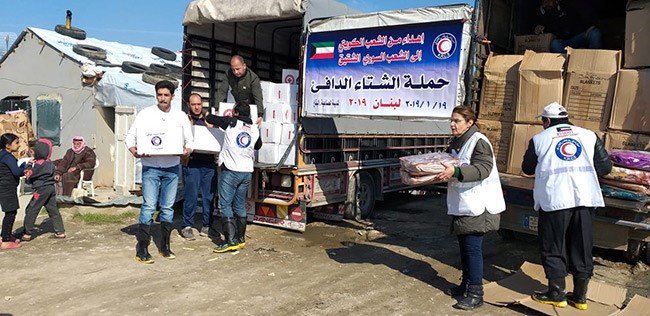 الأمين العام لجمعية الهلال الاحمر مها البرجس خلال توزيع المساعدات للأسر السورية اللاجئة في منطقة "البقاع" شرق لبنان