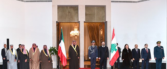  ممثل سمو أمير البلاد الشيخ صباح الأحمد نائب رئيس مجلس الوزراء ووزير الخارجية الشيخ صباح الخالد عقب وصوله إلى بيروت وفي استقباله رئيس الحكومة اللبنانية المكلف سعد الدين الحريري 