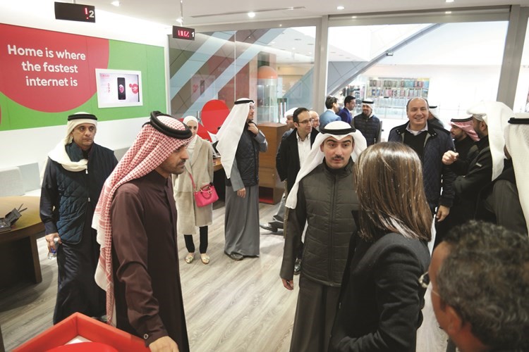 الرئيس التنفيذي للشركة أثناء زيارة احد أفرع Ooredoo﻿