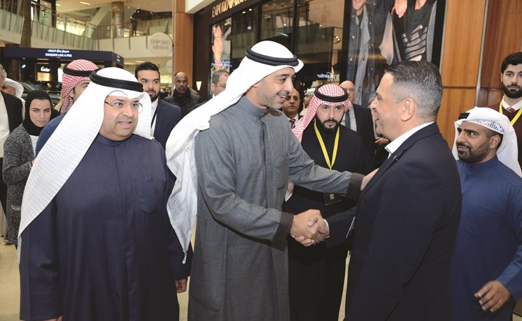 الشيخ محمد العبدالله في جناح كاديلاك خلال افتتاح معرض الكويت للسيارات﻿