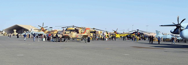 بالفيديو.. القوة الجوية نظمت يوماً مفتوحاً لتعريف المواطنين بمعدات الجيش العسكرية
