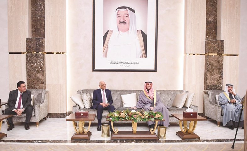 رئيس مجلس الأمة مرزوق الغانم مستقبلا رئيس مجلس النواب المصري د. علي عبدالعال بحضور علي الدقباسي والسفير طارق القوني﻿