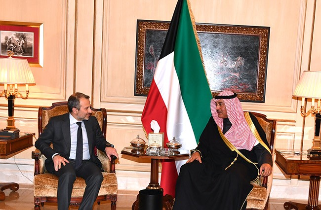 ممثل سمو أمير البلاد يستقبل وزير الخارجية وشؤون المغتربين في لبنان