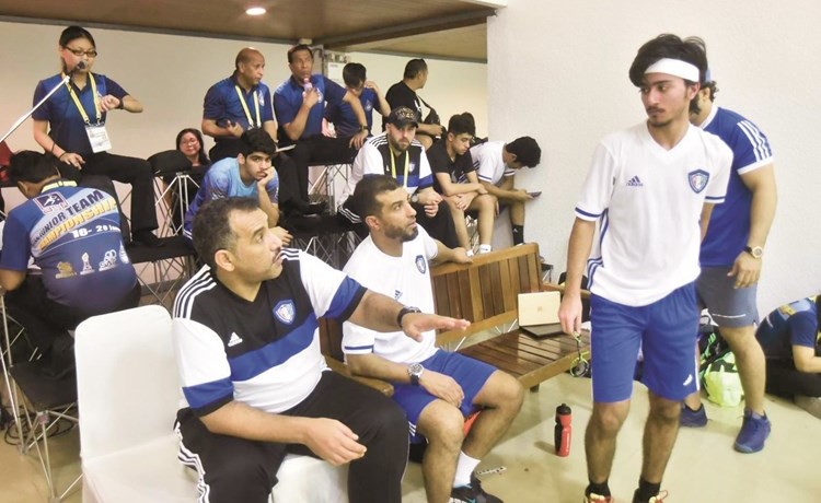 فايز المطيري والمدرب أحمد عبدالعال يوجهان محمد جاسم قبل إحدى المباريات﻿