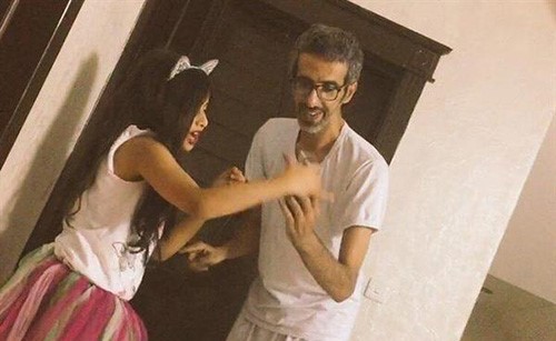 فيديو.. مشهد إنساني لأب سعودي يجاهد لالتقاط صورة لابنته رغم معاناته من ضعف شديد في البصر