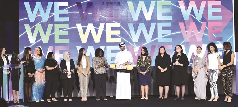 بدر الخرافي يتوسط قيادات فرق العمل لتمكين المرأة من جميع شركات زين في مؤتمر سابق بالكويت﻿