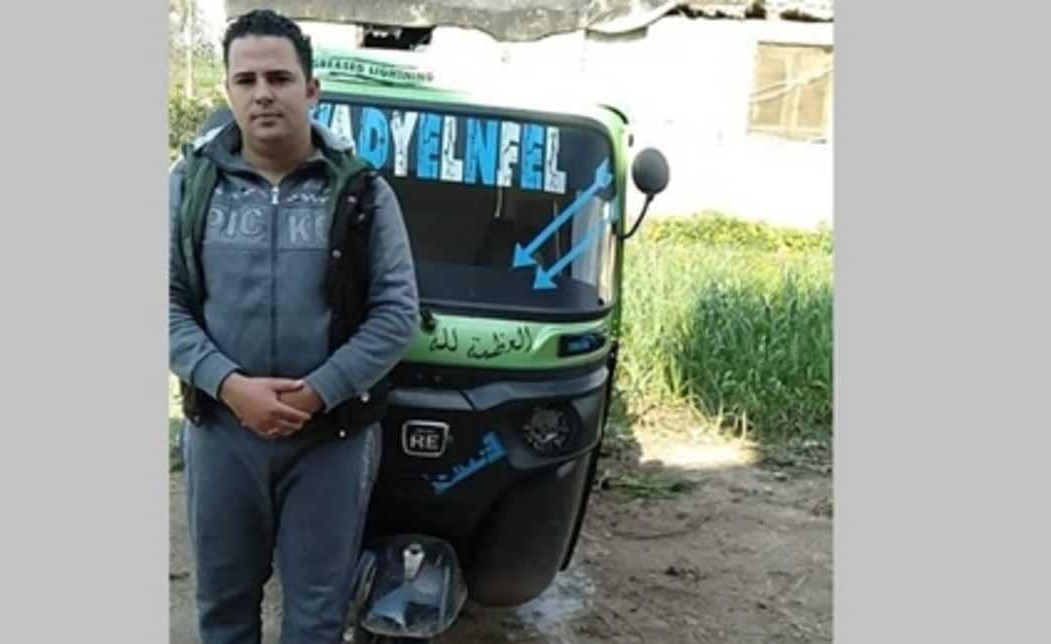 سائق "توك توك" مصري يرد حقيبة "الربع مليون" بعد بحث طويل