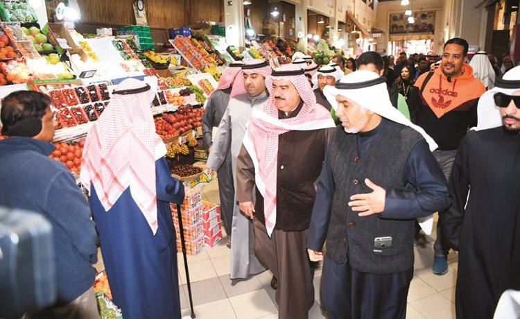 الوزير فهد الشعلة وأسامة العتيبي والفريق متقاعد ثابت المهنا خلال الجولة الميدانية في أسواق المباركية 	(محمد هاشم) ﻿