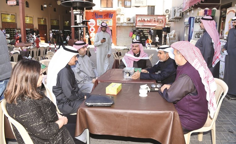 حديث مشترك في أحد مقاهي السوق ﻿