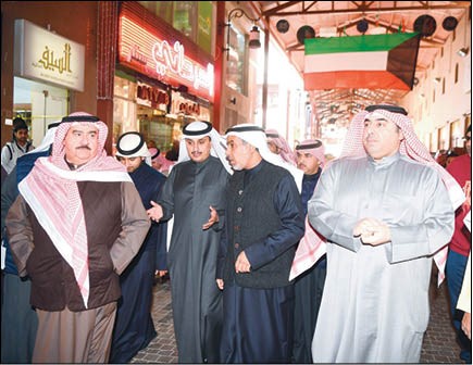 الوزير فهد الشعلة وثابت المهنا وم. أسامة العتيبي وعدد من المسؤولين خلال جولة في المباركية	      (محمد هاشم)